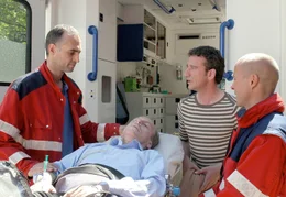 Nach einer Herzattacke wird Franks (Heio von Stetten, 2.v.re.) Schwiegervater und Gesch&auml;ftspartner Georg (R&uuml;diger Vogler, Mitte) ins Krankenhaus eingeliefert.