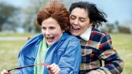 Das Wiedersehen mit Joanne (Annabel Scholey, re.) rei&szlig;t Helen (Louise Brealey) aus ihrem tristen Alltag raus. (Lizenzzeiten bis 30.09.2026)