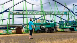 Angela Bruch betrachtet ihre Alpina Bahn, die gr&ouml;&szlig;te mobile Achterbahn ohne Looping der Welt, nach dem Aufbau auf der D&uuml;sseldorfer Rheinkirmes 2025