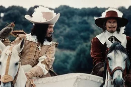Porthos (Frank Finlay, l.)