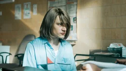 Da der junge Andrzej Wesoły (Mateusz Więcławek) die Medikamente seiner Mutter gegen Wechseljahr-Beschwerden einnimmt, sinkt sein Testosteronspiegel. Daraufhin verschreibt ihm der Arzt Testosteron.