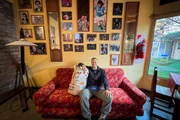 Jan Fitze unter Bildern von Messi und Maradona in einem Hostel in Puerto Jan Fitze unter Bildern von Messi und Maradona in einem Hostel in Puerto