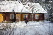 Helena (Katariina Unt) bringt ihre Tochter Stefi zu ihrem eigenen Schutz in das abgelegene Landhaus der Familie.