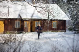 Helena (Katariina Unt) bringt ihre Tochter Stefi zu ihrem eigenen Schutz in das abgelegene Landhaus der Familie.