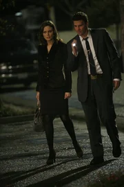 Dr. Brennan (Emily Deschanel, l.); Booth (David Boreanaz, r.) Dr. Brennan (Emily Deschanel, l.); Booth (David Boreanaz, r.)