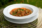 Kate beherrscht eine vegane Variante des irischen Klassikers Irish Stew: Linsen und Tofu runden den Eintopf ab. Kate beherrscht eine vegane Variante des irischen Klassikers Irish Stew: Linsen und Tofu runden den Eintopf ab.