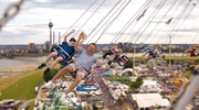 G&auml;ste auf dem &bdquo;Bayern Tower&ldquo; &ndash; einem 90 Meter hohen Kettenkarussell auf der D&uuml;sseldorfer Rheinkirmes.