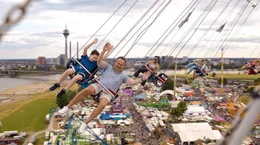 G&auml;ste auf dem &bdquo;Bayern Tower&ldquo; &ndash; einem 90 Meter hohen Kettenkarussell auf der D&uuml;sseldorfer Rheinkirmes.