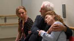 Trapp (G&uuml;nther Maria Halmer, Mitte) wartet mit Clara (Mina-Giselle R&uuml;ffer, li.) und Anne Baumann (Gabrielle Scharnitzky, re.) auf die Nachricht der &Auml;rzte.