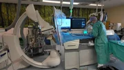 Neuroradiologe Frank Runck behandelt minimalinvasiv einem Schlaganfallpatienten.