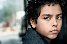 Djamal (Lilien Batman) ist einer von Zehntausenden Kindern, die Kriege und Armut nach Europa gesp&uuml;lt haben und die jetzt alleine auch durch Deutschland irren.