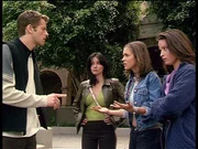 (v.r.n.l.) Piper (Holly Marie Combs), Phoebe (Alyssa Milano) und Prue (Shannen Doherty) wollen Eric (Misha Collins) davon &uuml;berzeugen, dass sie ihm im Kampf gegen die D&auml;monen nur beistehen wollen.