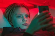 Helenas Tochter Stefi (Teele Piibemann) sieht sich durch die Gruppe zunehmend unter Druck gesetzt &ndash; und wird sogar von ihr erpresst.