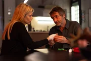 Patrizia (Miriam Lahnstein) verweigert die Auseinandersetzung mit Stellas geisterhafter Erscheinung. Rechts Jori (Guido Broscheit) Patrizia (Miriam Lahnstein) verweigert die Auseinandersetzung mit Stellas geisterhafter Erscheinung. Rechts Jori (Guido Broscheit)
