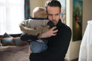 Till (Ben Ruedinger) ist erleichtert, dass Sascha die Fehldiagnose bei Noah (Finn Luca Cramer) entdeckt hat. Till (Ben Ruedinger) ist erleichtert, dass Sascha die Fehldiagnose bei Noah (Finn Luca Cramer) entdeckt hat.