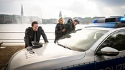 Melanie (Sanna Englund) verhaftet Nils Kosta (Martin Bruchmann, r.), während Mattes (Matthias Schloo, l.) nach seiner Verfolgungsjagd auf den jungen Mann wieder zu Atem kommt. Melanie (Sanna Englund) verhaftet Nils Kosta (Martin Bruchmann, r.), während Mattes (Matthias Schloo, l.) nach seiner Verfolgungsjagd auf den jungen Mann wieder zu Atem kommt.
