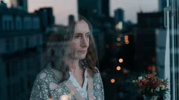 Aniela Wesoly (Małgorzata Hajewska) &uuml;berlegt, eine Geschlechtsangleichung vornehmen zu lassen.