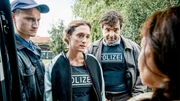 Sunny (Friederike Becht, Mitte) mit ihren Kollegen Kuba (Oleg Thikhomirov, li.) und Wächter (Andreas Döhler, re.) im Gespräch mit Inge Peters (Barbara Frey). Sunny (Friederike Becht, Mitte) mit ihren Kollegen Kuba (Oleg Thikhomirov, li.) und Wächter (Andreas Döhler, re.) im Gespräch mit Inge Peters (Barbara Frey).