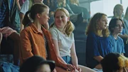 Lelle (Vilma Marttinen, links) und Lumi (Mai Aalto, rechts) schauen sich während des Vorsprechens für das Theaterstück erwartungsvoll an. Lelle (Vilma Marttinen, links) und Lumi (Mai Aalto, rechts) schauen sich während des Vorsprechens für das Theaterstück erwartungsvoll an.