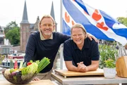 Zurück an Bord kreieren Frank Buchholz (li.) und Björn Freitag aus ihrer "Tages-Beute" raffiniert-bodenständige Sommergerichte. Zurück an Bord kreieren Frank Buchholz (li.) und Björn Freitag aus ihrer "Tages-Beute" raffiniert-bodenständige Sommergerichte.