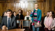 W&auml;hrend der Verhandlung wird Jenny (Birte Hanusrichter) des Saales verwiesen (l. Steffen Groth als Marco Br&uuml;ckmann; r. Jennifer Breitr&uuml;ck als Leonie)