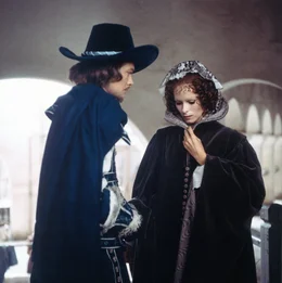 D'Artagnan (Michael York) kehrt gerade noch zum Beginn des Balls zum Schloss zur&uuml;ck und es gelingt ihm, bis zur K&ouml;nigin (Geraldine Chaplin) zu gelangen.