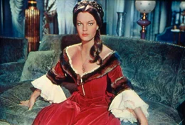Schon im M&auml;dchenpensionat schw&auml;rmt Katja (Romy Schneider), eine Prinzessin aus dem verarmten Adelsgeschlecht der Dolgorukis, f&uuml;r Zar Alexander II.