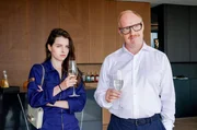 Penelope Sund (Fanni Schneider), Pius Sund (Simon Schwarz) Penelope Sund (Fanni Schneider), Pius Sund (Simon Schwarz)