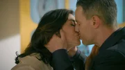 Gabriella (Bianca Hein) weiht Kilian (Marc Dumitru) teilweise in ihre unangenehme Begegnung mit Ben ein.