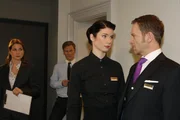 Karin Keller (Birge Funke, l.) und Philip Sachs (Philipp Romann, 2.v.l.) bekommen mit, wie Gina Pollodoro (Elisabeth Sutterlüty, 2.v.r.) Carlo Pisani (Mathias Kahler-Polagnoli, r.) erneut ihre Kälte spüren lässt ... Karin Keller (Birge Funke, l.) und Philip Sachs (Philipp Romann, 2.v.l.) bekommen mit, wie Gina Pollodoro (Elisabeth Sutterlüty, 2.v.r.) Carlo Pisani (Mathias Kahler-Polagnoli, r.) erneut ihre Kälte spüren lässt ...