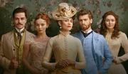 v.l.: Soames Forsyte (Joshua Orpin), Irene Heron (Millie Gibson), Frances Forsyte (Tuppence Middleton), Jo Forsyte Jr. (Danny Griffin) und Louisa Byrne (Eleanor Tomlinson)