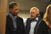 Da die Stimmung zwischen ihm und Hubert nicht besser wird, beschlie&szlig;t Jeremy im Brunnerwirt zu &uuml;bernachten. Von links: Jeremy Kirchleitner (Lance Girard) und Martin Kirchleitner (Hermann Giefer).