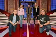 Moderator Kai Pflaume (M.) und seine Rateteam-Kapitäne Bernhard Hoëcker (l.) und Elton (r.) begrüßen in dieser Sendung die Fernsehmoderatorin Andrea Kaiser (2.v.l.) und die Moderatorin Sylvia Walker (2.v.r.). Moderator Kai Pflaume (M.) und seine Rateteam-Kapitäne Bernhard Hoëcker (l.) und Elton (r.) begrüßen in dieser Sendung die Fernsehmoderatorin Andrea Kaiser (2.v.l.) und die Moderatorin Sylvia Walker (2.v.r.).