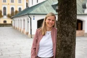 Barbara im Portr&auml;t vor der Gnadenkapelle in Alt&ouml;tting.