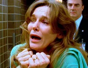 Eine begabte Geigerin ist in der Pause einer Opernvorstellung ermordet worden. Was verheimlicht die Mutter des Opfers, die ber&uuml;hmte Sopranistin Gillian Booth (Alice Krige), der Polizei?