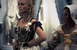 Milady de Winter (Faye Dunaway, links) f&auml;hrt immer schwerere Gesch&uuml;tze auf, um Rache an D'Artagnan und seinen Freunden f&uuml;r ihre Einmischung in ihre Pl&auml;ne zu nehmen. Neben ihr Maid Kitty (Nicole Calfan).