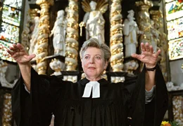 rbb Fernsehen DEM HIMMEL SEI DANK, am Sonntag (06.01.13) um 15:30 Uhr. Carla Bergmann (Marie-Luise Marjan) h&auml;lt ihren Antrittsgottesdienst, bei dem leider die Kirche g&auml;hnend leer bleibt.