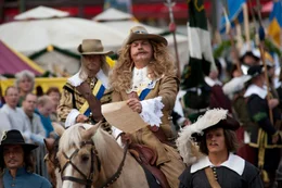 Eulensteins B&uuml;rgermeister (Uwe Ochsenknecht) gibt zur 350-Jahrfeier seines St&auml;dtchens hoch zu Ross Torsten Torstenson, den Eroberer.