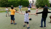 Melanie Ibemba (Mitte, im hellblauen T-Shirt) gibt als Sozialarbeiterin Kindern Zuversicht und Halt.