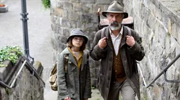 Die neugierige Schascha (Yuna Bennett) macht dem Buchspazierer Carl Kollhoff (Christoph Maria Herbst) Konkurrenz.
