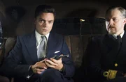 Ian Fleming (Dominic Cooper, l.), Godfrey (Samuel West, r.) Ian Fleming (Dominic Cooper, l.), Godfrey (Samuel West, r.)