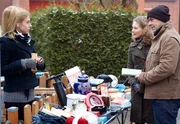Der Ordnungsh&uuml;ter Peter Zielinski wird am fr&uuml;hen Morgen in einer ruhigen Stra&szlig;e tot aufgefunden. Die Ehefrau des Opfers, Sinje Zielinski (Britta Horn, l.) macht auf Finn Kiesewetter (Sven Martinek, r.) und Elke Rasmussen (Tessa Mittelstaedt, 2.v.r.) einen v&ouml;llig verst&ouml;rten Eindruck.