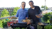 Dr. Matthias Riedl und Tarik Rose (r.) beim Grillen Dr. Matthias Riedl und Tarik Rose (r.) beim Grillen