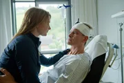 Sonja (Ines Lutz) macht sich große Sorgen um den verletzten Tilman (Götz Otto). Sonja (Ines Lutz) macht sich große Sorgen um den verletzten Tilman (Götz Otto).