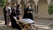 Natalina (Natalie Guetta, vorne) hat vom Klosterleben andere Vorstellungen als die Realitaet, die sie dort vorfindet.