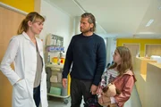 Mia (Mia-Sophie Ballauf, r.) möchte bei ihrer Mutter im Krankenhaus übernachten. Markus (Sebastian Ströbel, m.) und Frau Dr. Auerbach (Gundula Niemeyer, l.) können ihr diesen Wunsch nicht abschlagen. Mia (Mia-Sophie Ballauf, r.) möchte bei ihrer Mutter im Krankenhaus übernachten. Markus (Sebastian Ströbel, m.) und Frau Dr. Auerbach (Gundula Niemeyer, l.) können ihr diesen Wunsch nicht abschlagen.