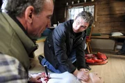 Dr. Gruber (Hans Sigl, r.) wurde in das Haus von Ralf (Heio von Stetten, l.) und Jenni Grailing gerufen, weil die Tochter ihre Mutter mit einem Messer angegriffen hat. Dr. Gruber (Hans Sigl, r.) wurde in das Haus von Ralf (Heio von Stetten, l.) und Jenni Grailing gerufen, weil die Tochter ihre Mutter mit einem Messer angegriffen hat.