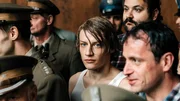 Der junge Andrzej Wesoły (Mateusz Więcławek, Mitte) verliebt sich bei einer Kundgebung zum ersten Mai in die junge Ida.