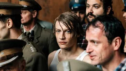 Der junge Andrzej Wesoły (Mateusz Więcławek, Mitte) verliebt sich bei einer Kundgebung zum ersten Mai in die junge Ida.