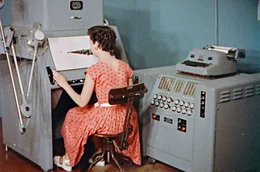 Die komplexen Berechnungen f&uuml;r die Europa-Rakete &ndash; das erste gemeinsame Raketenprojekt Westeuropas Ende der 1960er Jahre &ndash; &uuml;berlie&szlig; man im australischen Woomera, von wo die ersten Exemplare starteten[mf13.1], den Frauen.
